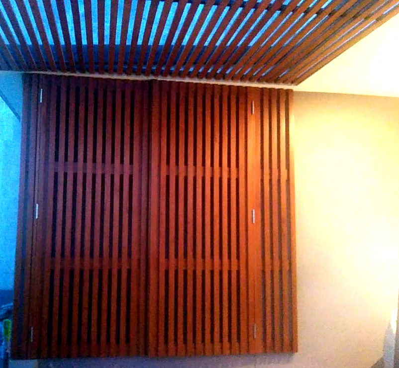 Puertas y pérgola en listones de madera