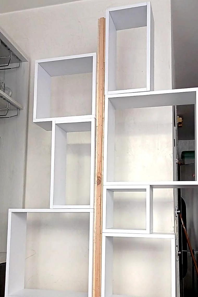 Exhibidor modular desarmable en cubos de melamina blanca